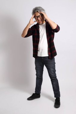 Beyaz arka plandaki yetişkin Asyalı adam..