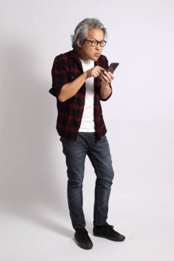 Beyaz arka plandaki yetişkin Asyalı adam..