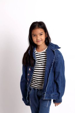 Beyaz arka planda duran Asyalı kız..