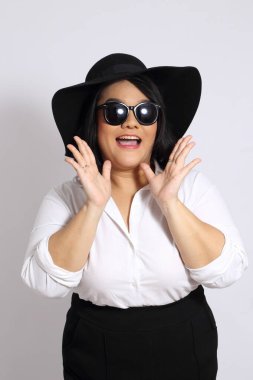 Beyaz arka plandaki Asyalı kadın..