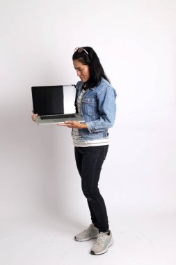 Beyaz arka planda orta yaşlı Asyalı kadın..