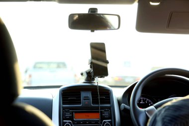 Arabadaki akıllı telefon..