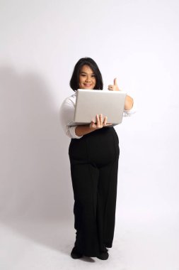 Beyaz arka plandaki Asyalı kadın..