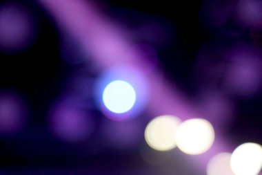 Gece partisindeki soyut sahte ışık..