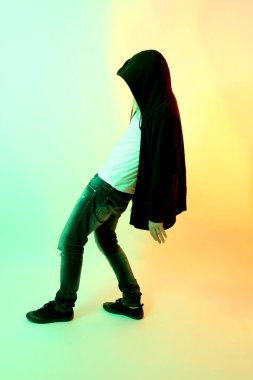 Beyaz arka planda grl renk efektli Asyalı adam..