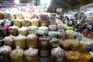 Ho Chi Minh Şehri, Vietnam - 20 Aralık 2019 Ho Chi Minh City, Vietnam 'daki Ben Thanh pazarı.