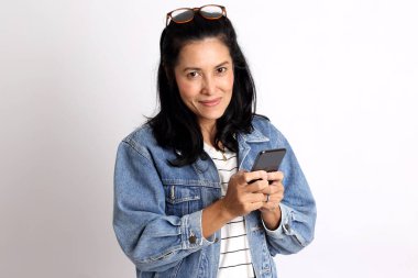 Beyaz arka planda orta yaşlı Asyalı kadın..