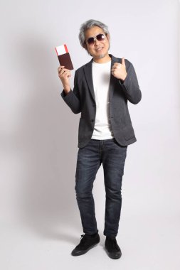 Beyaz arka plandaki yetişkin Asyalı adam..