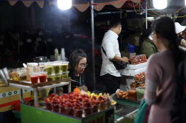 Da Lat, Vietnam - 22 Aralık 2019 Da Lat şehrindeki sokak yemekleri arabası.