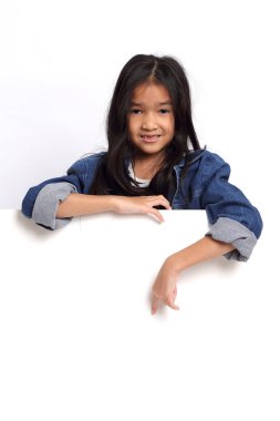 Beyaz arka planda duran Asyalı kız..