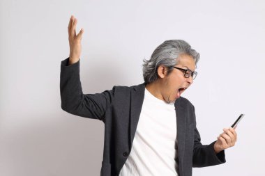 Beyaz arka plandaki yetişkin Asyalı adam..