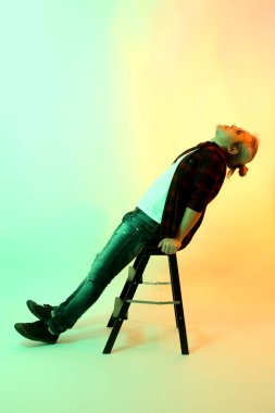 Beyaz arka planda grl renk efektli Asyalı adam..