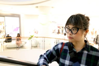 Asyalı kadın yürüyen merdiven kullanıyor..