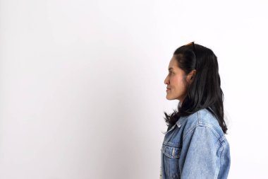 Beyaz arka planda orta yaşlı Asyalı kadın..