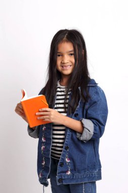 Beyaz arka planda duran Asyalı kız..