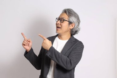 Beyaz arka plandaki yetişkin Asyalı adam..