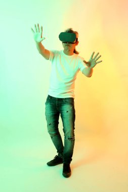 VR gözlüklü Asyalı adam..