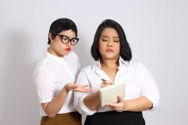 Beyaz arka planda iki Asyalı kadın..