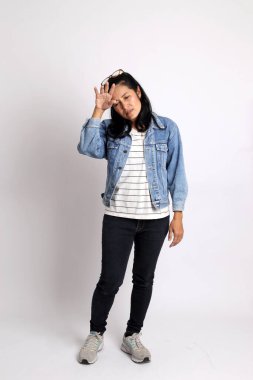 Beyaz arka planda orta yaşlı Asyalı kadın..