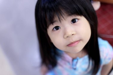 Kameraya bakan Asyalı kız..