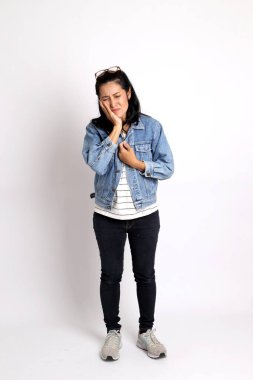 Beyaz arka planda orta yaşlı Asyalı kadın..