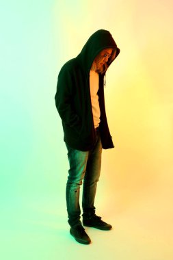 Beyaz arka planda grl renk efektli Asyalı adam..