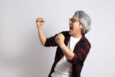 Beyaz arka plandaki yetişkin Asyalı adam..