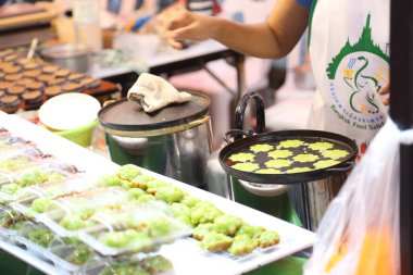 Bangkok, Tayland - 19 Ocak 2020: Bangkok, Tayland 'da özel etkinlik için Silom Yolu' ndaki Sokak Gıda Pazarı.