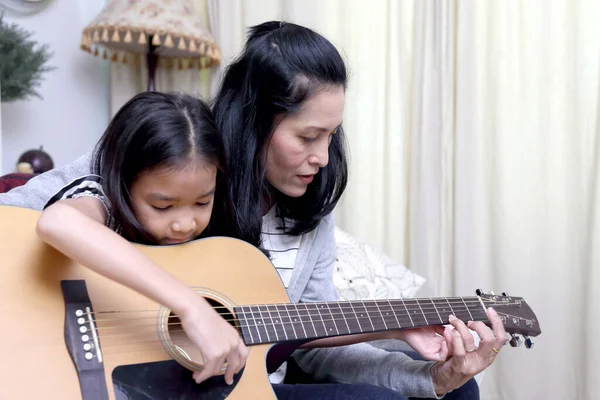 Die Asiatische Mutter Bringt Ihrem Kind Das Gitarrespielen Bei — Stockfoto