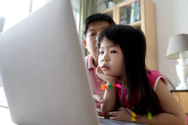 Menina Asiática Com Laptop — Fotografia de Stock