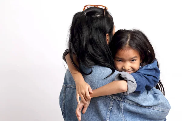 Mulher Asiática Com Sua Filha Fundo Branco — Fotografia de Stock