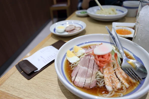 テーブルの上の冷麺ラーメン — ストック写真