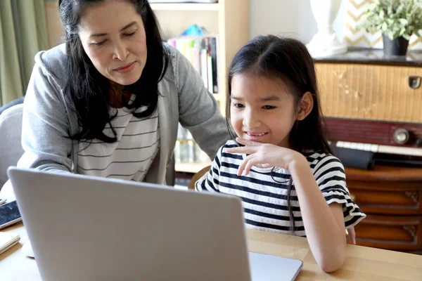 Mulher Asiática Ensinando Seu Filho Usar Computador — Fotografia de Stock