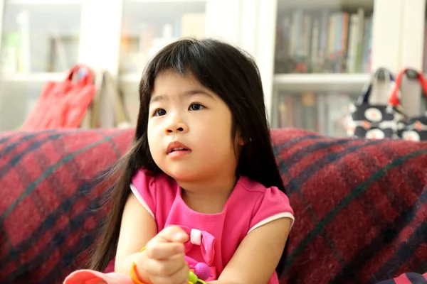 Menina Asiática Assistindo Televisão Sala Estar — Fotografia de Stock