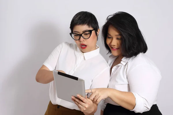 Dos Mujeres Asiáticas Fondo Blanco — Foto de Stock