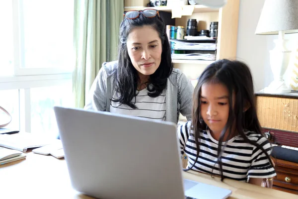 Mulher Asiática Ensinando Seu Filho Usar Computador — Fotografia de Stock