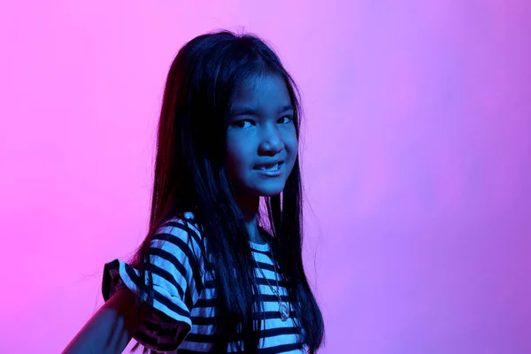 Den Asiatiska Flickan Poserar Färgen Gel Ljus — Stockfoto