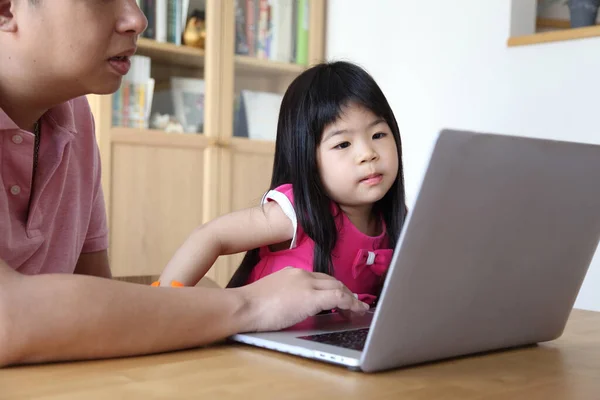 Menina Asiática Com Laptop — Fotografia de Stock