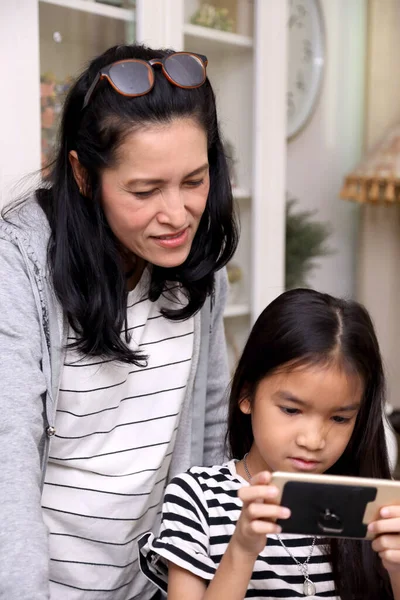 Mulher Asiática Olhando Seu Filho Usando Telefone Inteligente — Fotografia de Stock
