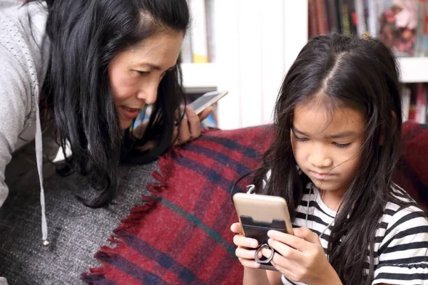 Mulher Asiática Olhando Seu Filho Usando Telefone Inteligente — Fotografia de Stock