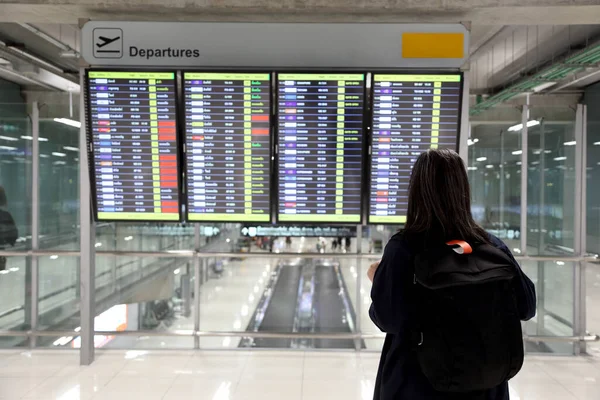 Mujer Asiática Pie Delante Del Tablero Información Vuelo — Foto de Stock