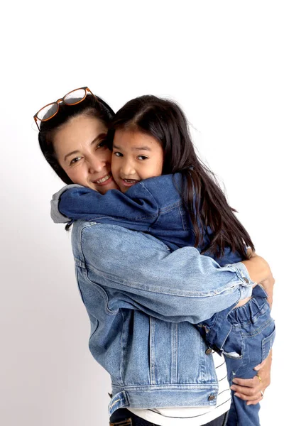 Donna Asiatica Con Figlia Sullo Sfondo Bianco — Foto Stock