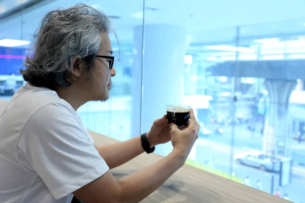 Uomo Asiatico Seduto Nella Caffetteria — Foto Stock