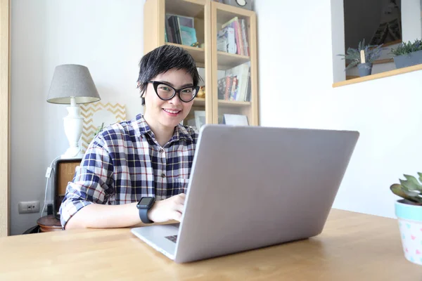 Mujer Asiática Que Trabaja Estudio Casa — Foto de Stock