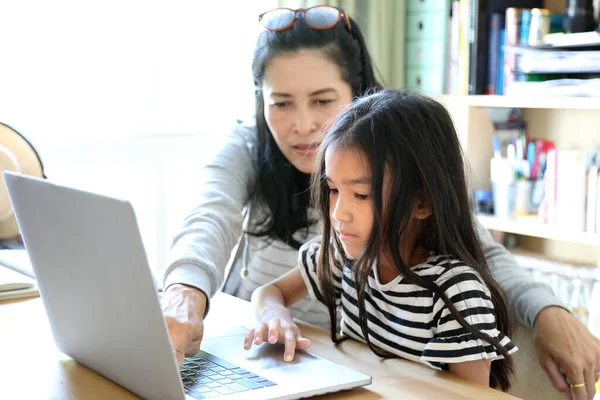 자녀에게 컴퓨터 사용법을 가르치는 아시아 — 스톡 사진