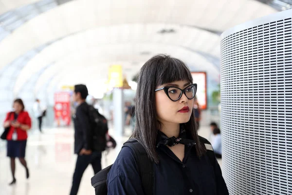 Den Asiatiska Kvinnan Som Står Flygplatsen — Stockfoto