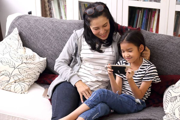 Mulher Asiática Olhando Seu Filho Usando Telefone Inteligente — Fotografia de Stock