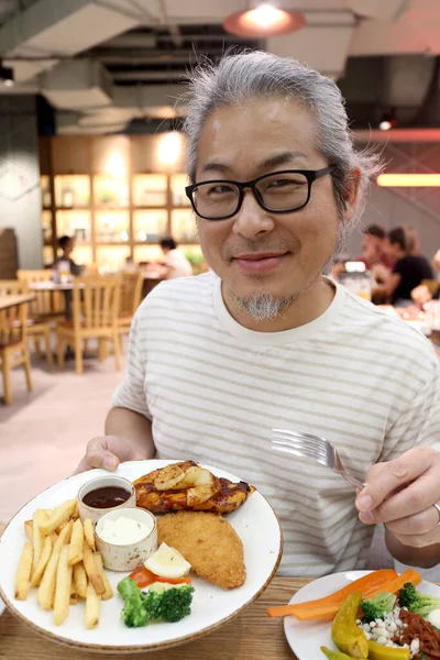 Aziatische Man Die Eten Laat Zien Het Restaurant — Stockfoto