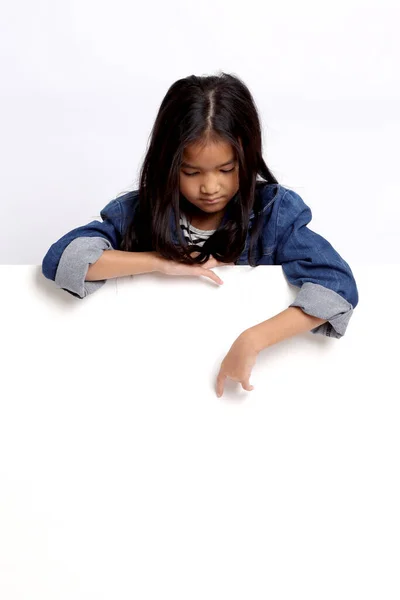 Den Asiatiska Flickan Står Den Vita Bakgrunden — Stockfoto