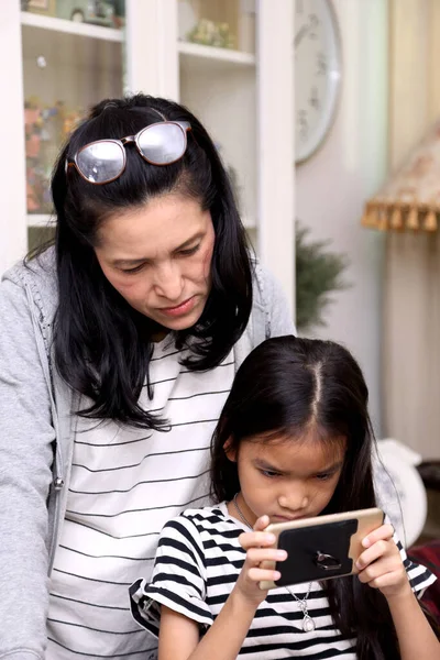 Mulher Asiática Olhando Seu Filho Usando Telefone Inteligente — Fotografia de Stock